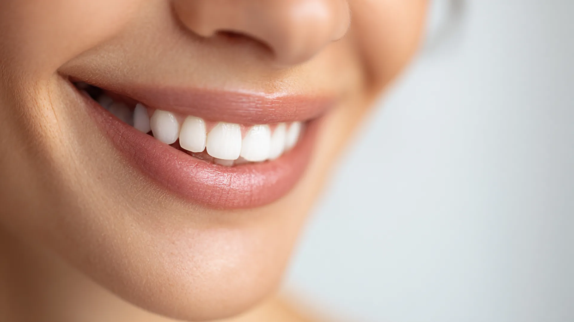 ks2104_realistic_close-up_of_a_smiling_woman_with_perfect_tee_e7397944-d428-419a-938f-936c22a90fbe_2